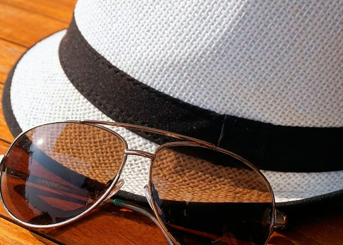 Gafas de sol y sombrero